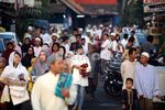 Ribuan Umat Islam Salat Id di Jalan Raya