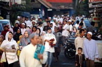 Warga Matraman dan sekitarnya berbondong-bondong ke Jl Urip Sumoharjo untuk melakukan Salad Id.