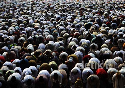 Ribuan Umat Islam Salat Id di Jalan Raya