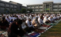 Ratusan tahanan mengikuti Salat Id di Rutan Cipinang, Jakarta Timur. (Ramses/detikcom).