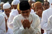M Nazaruddin bersama ratusan jamaah tampak khusyuk berdoa. (Ramses/detikcom).