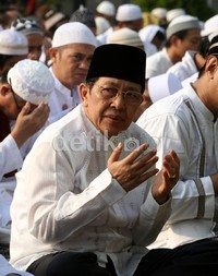 Selain Nazaruddin, mantan Mendagri Hari Sabarno juga mengikuti Salat Id. (Ramses/detikcom).