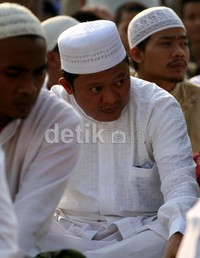 Tahanan KPK lainnya yang mengikuti Salat Id adalah Bupati Boul Non Aktif Amran Batalipu. (Ramses/detikcom).