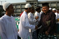 Dadong menyalami para jamaah usai mengikuti Salat Id. (Ramses/detikcom).