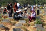 Usai Salat Id, Warga Lakukan Ziarah Kubur