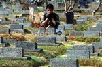 Usai Salat Id, Warga Lakukan Ziarah Kubur