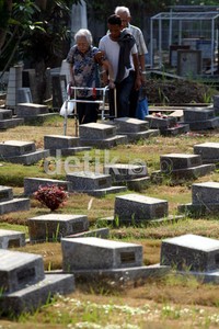 Beberapa warga mencari makam keluarganya untuk melakukan ziarah. (Ramses/detikcom).