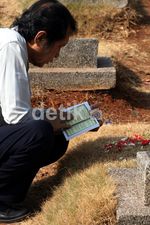 Usai Salat Id, Warga Lakukan Ziarah Kubur