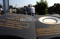 Sudah menjadi tradisi bagi sebagian besar masyarakat, usai salat Id ramai-ramai ziarah kubur. (Ramses/detikcom).
