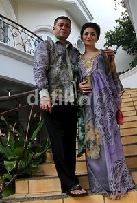 Krisdayanti terlihat cantik menggunakan kaftan ungu dan Raul terlihat gagah dengan kemeja warna senada. (Gusmun/detikHot).
