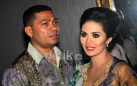 KD dan Raul tampak ceria saat menggelar open house di rumah baru mereka. (Gusmun/detikHot).
