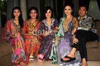 KD terlihat berpose bersama keluarga besarnya. (Gusmun/detikHot).