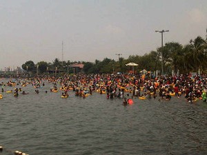 Pantai Ancol Padat, Banyak Warga Terpisah dari Rombongan