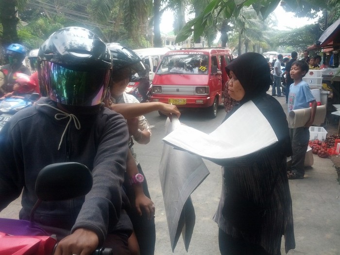 Ragunan Dipadati Pengunjung, Penjual Tikar Nikmati Untung