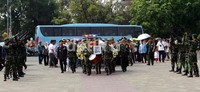 Upacara pemakaman jenazah Letjen (purn) Kharis Suhud dilakukan secara militer. (Ramses/detikcom).