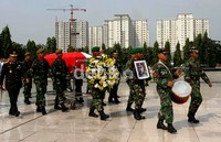 Beberapa prajurit TNI membawa jenazah Letjen (purn) Kharis Suhud ke liang lahat. (Ramses/detikcom).