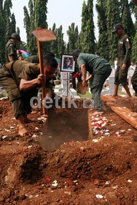 Petugas makam menutup liang lahat. (Ramses/detikcom).
