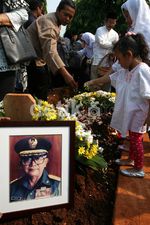 Mantan Ketua MPR/DPR Kharis Suhud Meninggal