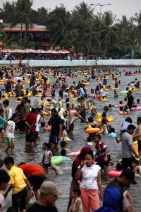 Banyaknya pengunjung Ancol karena bertepatan dengan libur lebaran.