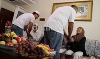 Ucapan permohonan maaf kepada orang tua. Para penghuni rumah yang merupakan kerabat Ding, mulai dari saudara kandung hingga anak dan menantu serta cucu, berkumpul di apartemen kurang lebih berukuran 5x6 meter.