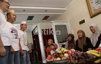 Sebelum bersalaman ketiga anak laki-laki Ding Yaoxian mengucapkan salam kepada orang tua.
