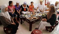 Mereka berbagi cerita tentang Ramadan tahun ini sambil menikmati hidangan yang tidak henti-hentinya dihidangkan di atas meja.