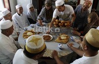 Makanan khas Lebaran disajikan untuk disantab bersama.