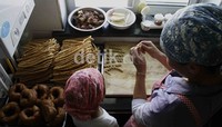 Kue-kue dan makanan Lebaran disiapakan untuk keluarga dan tamu yang datang ke rumah mereka.