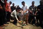 Foke dan Warga Bersih-bersih Pantai Ancol