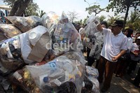 Sampah-sampah tersebut dikumpulkan di satu tempat.