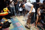 Foke dan Warga Bersih-bersih Pantai Ancol