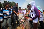Foke dan Warga Bersih-bersih Pantai Ancol