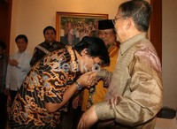 Jusuf Kalla yang mengenakan batik kuning cerah dan celana hitam menyambut kedatangan para tamu yang menghadiri acara open house. (Ramses/detikcom).