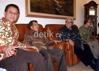 Jusuf Kalla berbincang dengan Ketua DPD Irman Gusman dan Ketua MPR Taufiq Kiemas. (Ramses/detikcom).