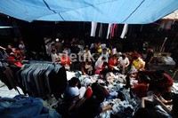Warga berdatangan ke Pasar Poncol Senen untuk membeli baju impor bekas.