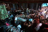 Meski bekas, baju-baju yang dijual tersebut masih layak untuk dipakai.