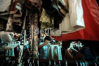 Hanya dengan merogoh kocek antara Rp 5.000 hingga Rp 40.000, baju berlabel luar negeri sudah bisa dibawa pulang. Harga tersebut jauh lebih murah dibanding baju baru.