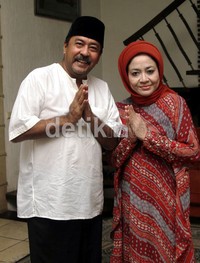 Rano Karno dan istri menyambut tamu yang berlebaran di kediamannya. (Gusmun/detikHot).