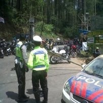 Massa Blokir Gerbang Tangkubanparahu