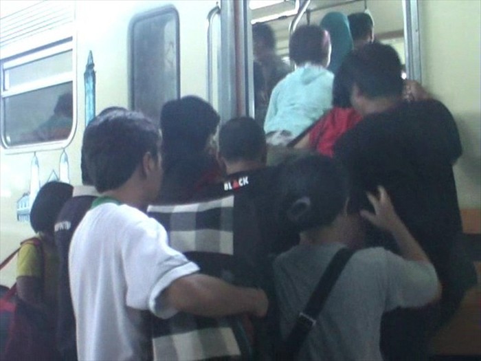 Ratusan Penumpang Arus Balik Mulai Berangkat dari Stasiun Tegal