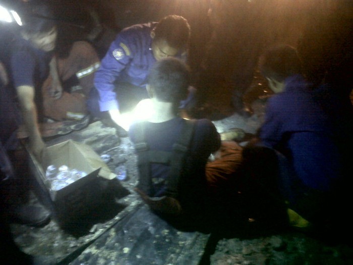 Petugas Damkar Terjeblos ke Septitank di Lokasi Kebakaran Pd Bambu