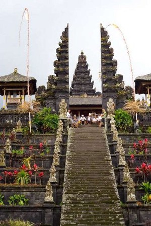 Kunjungan Wisatawan ke Pura Ulundanu Beratan Melonjak di Libur Lebaran