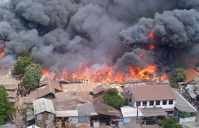 Asap Tebal Membumbung Tinggi dari Lokasi Kebakaran di Pondok Bambu