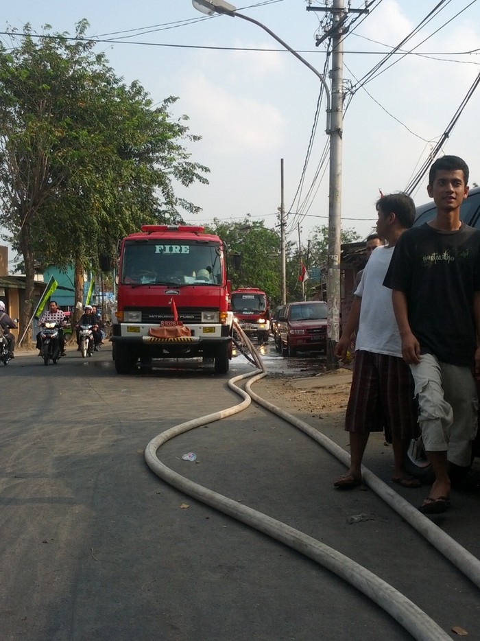 Air untuk Padamkan Api di Pd Bambu Diambil dari Banjir Kanal Timur