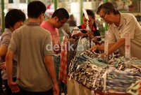 Sejumlah warga mengisi libur lebaran dengan berbelanja di salah satu pusat perbelanjaan di Jakarta Barat.