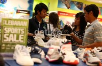 Selain pakaian, sepatu dan sandal juga banyak diminati pengujung.