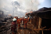 Asap tebal membumbung tinggi dari lokasi kebakaran.