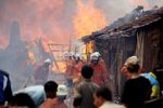Api Lalap Pemukiman Padat di Pondok Bambu