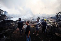 Setelah tiga jam berkobar, api yang membakar seratusan bangunan tersebut berhasil dipadamkan.