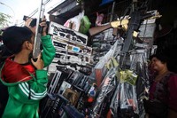 Salah satu jenis mainan yang banyak diminati adalah mainan jenis pitol dan shotgun. Meski berbahaya, mainan yang menggunakan peluru plastik tersebut tetap diburu oleh anak-anak.